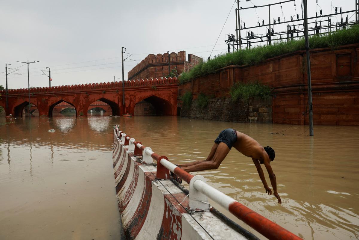 El río Yamuna se ha desbordado debido a las lluvias monzónicas en Nueva Delhi.