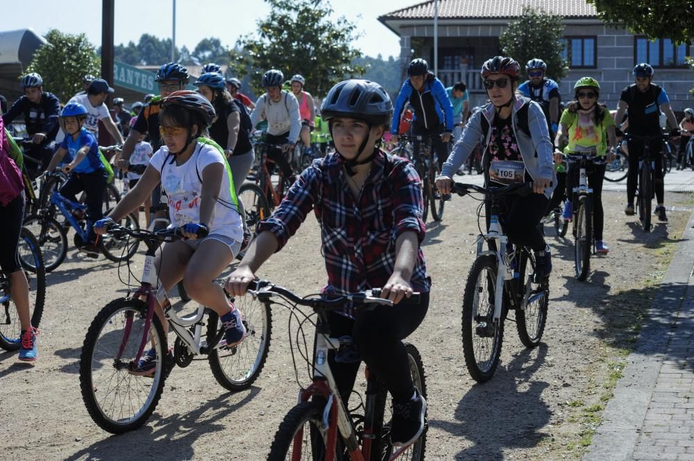 Una veintena de trabajadores y usuarios de la asociación Amencer, de personas con parálisis cerebral, participaron ayer en la Festa da Bicicleta de Ribadumia.