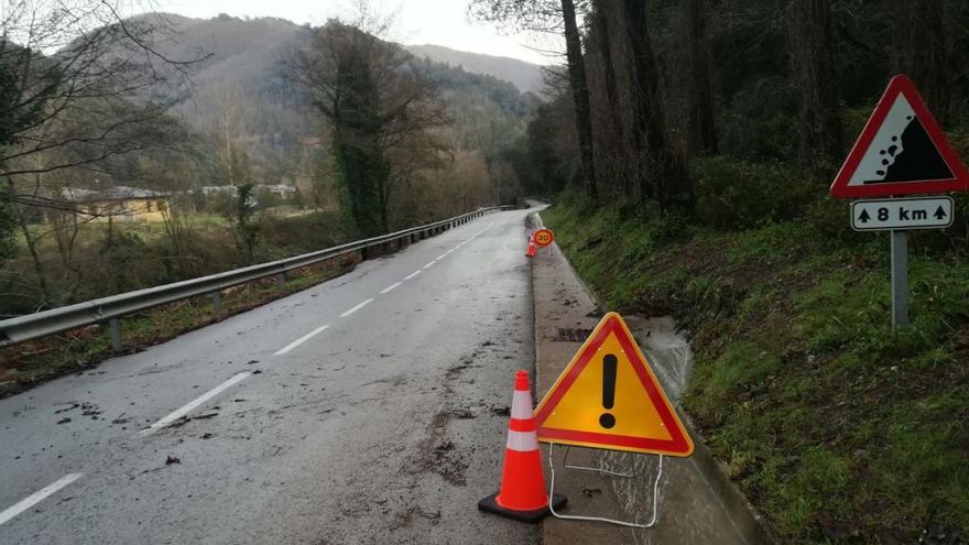 La carretera de Vilaür a Garrigàs segueix tallada al trànsit