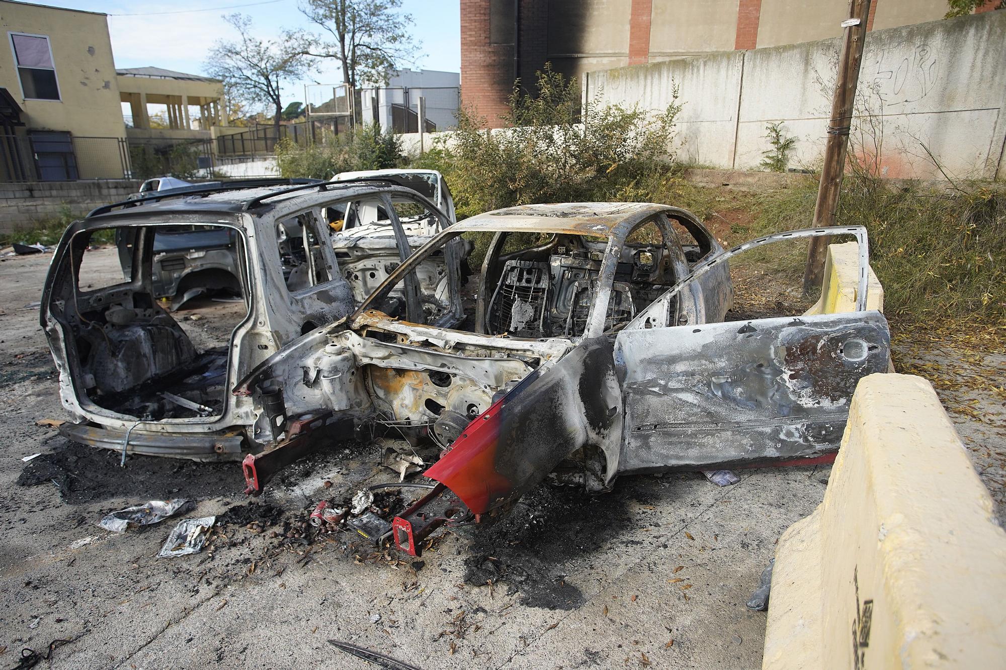 Cremen dos vehicles a la Font de la Pólvora