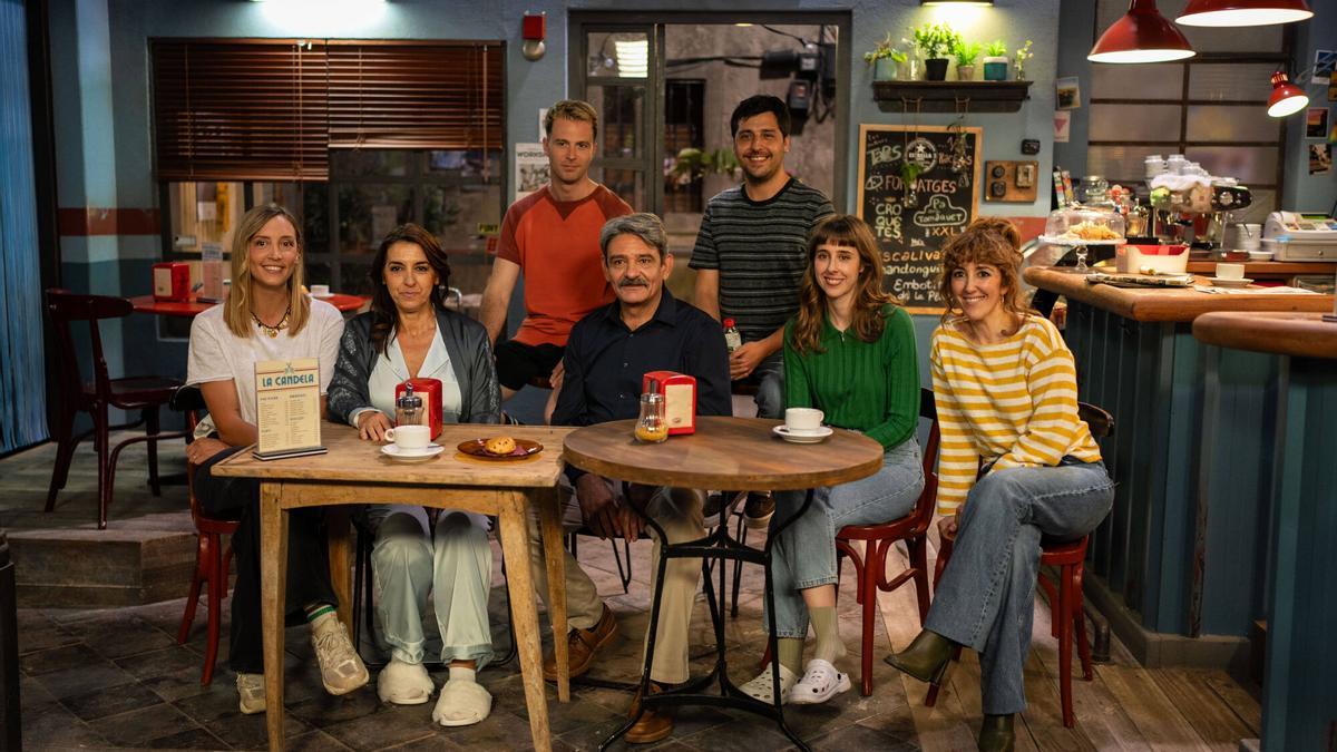 Los protagonistas de 'La casa nostra', en el rodaje de la serie: Nuria Casas, Llum Barrera, Adrián Grösser, Albert Ribalta, Marc Rius, Paula Malia y Betsy Túrnez. FOTO de ZOWY VOETEN