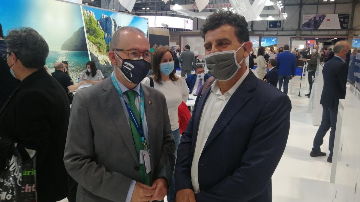 El alcalde y el director del MARQ en Fitur