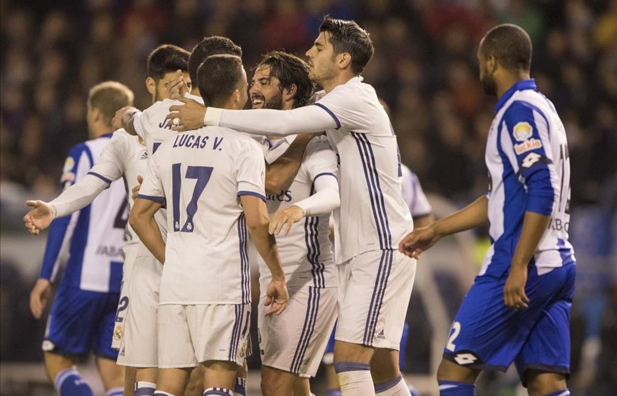 tecnicomadrid38197749 real madrid s isco  centre  is congratulated by teammates af