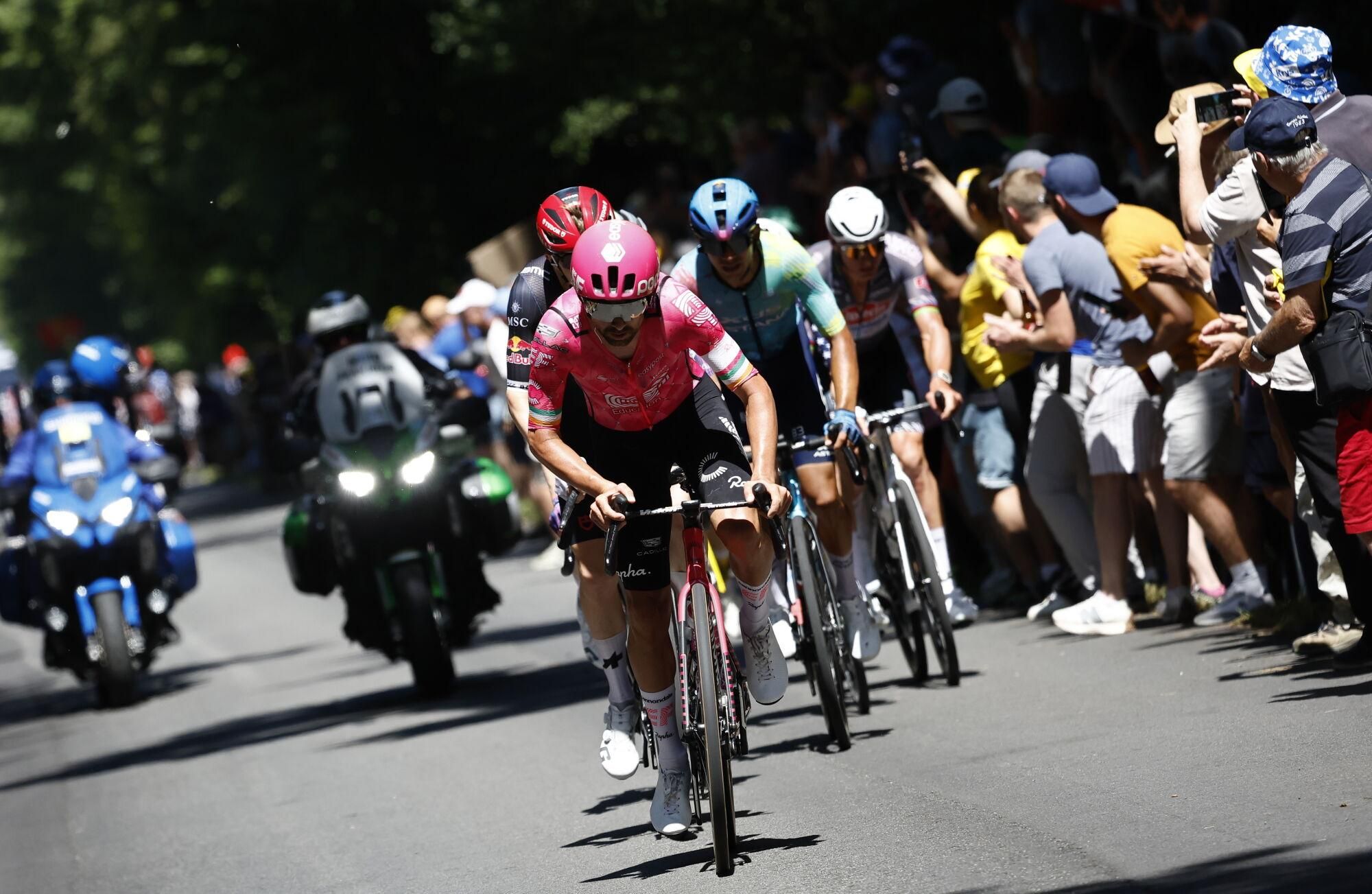 (France), 10/07/2025.- Irish rider Ben Healy of EF Education - EasyPost team in action during the 6th stage of the Tour de France cycling race over 201.5km from Bayeux to Vire Normandie, France, 10 July 2025. (Ciclismo, Francia) EFE/EPA/MARTIN DIVISEK