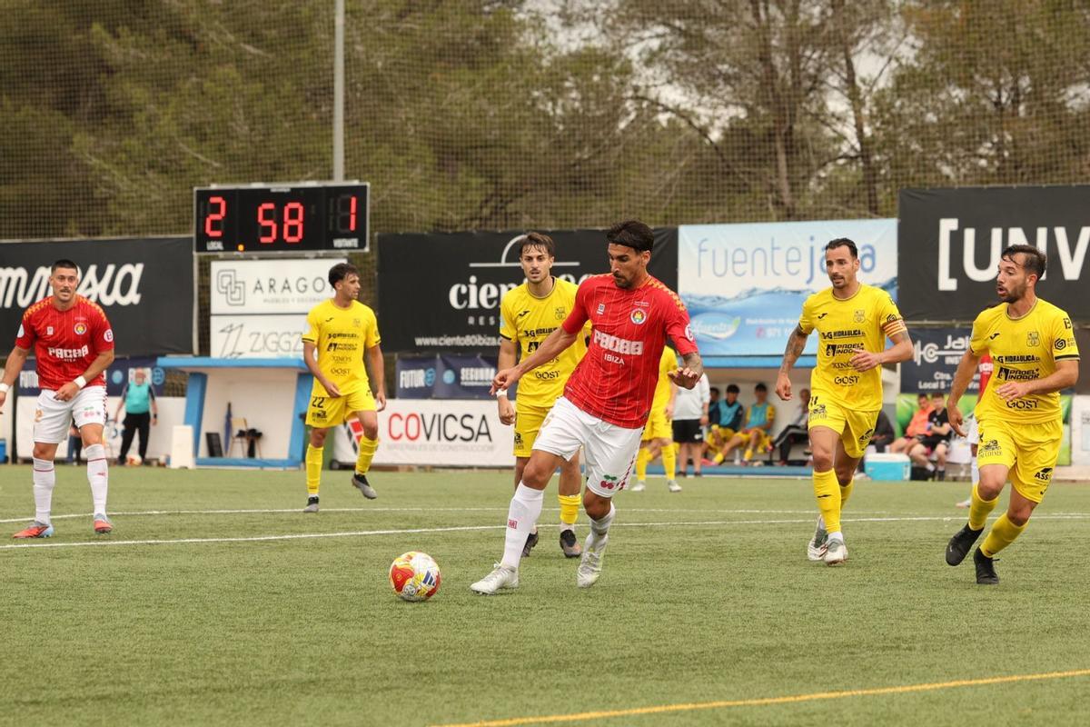 Imagen de un lance del juego del duelo entre la SD Ibiza y el Poblense.
