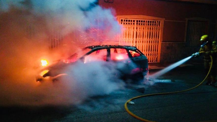 Un incendio calcina un vehículo en Dolores