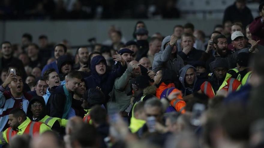 El West Ham-Chelsea acaba con una batalla en la grada