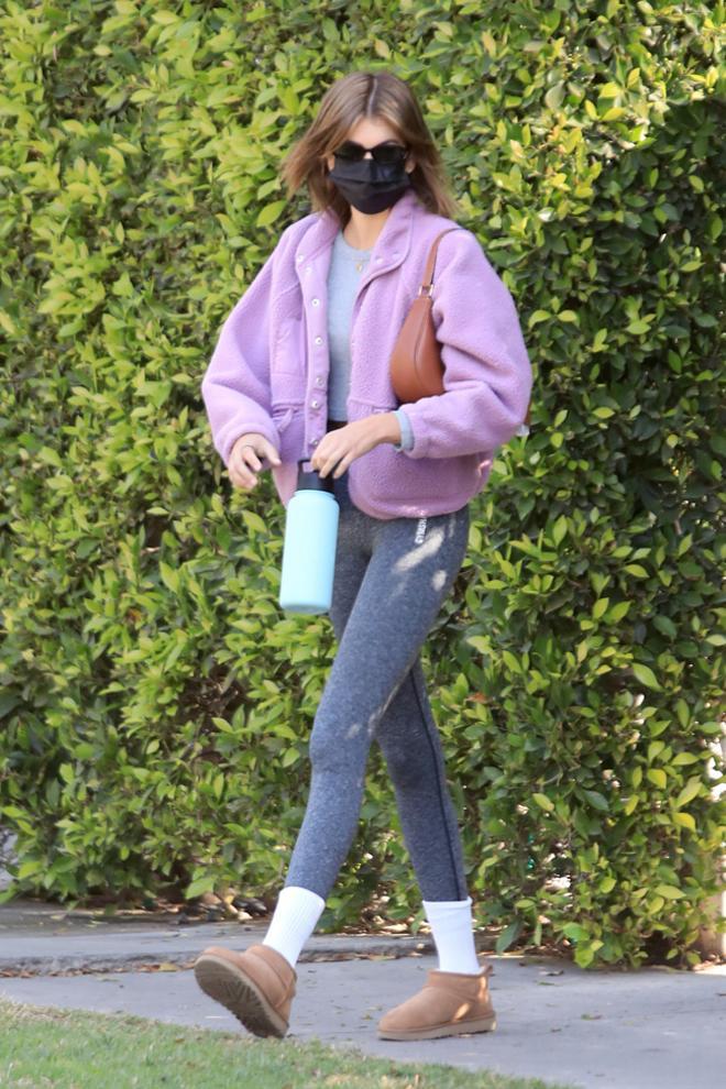 Kaia Gerber se apunta a la tendencia de llevar los calcetines por encima de las mallas