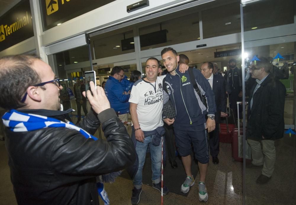 Aficionados reciben en Alvedro al Dépor tras sella