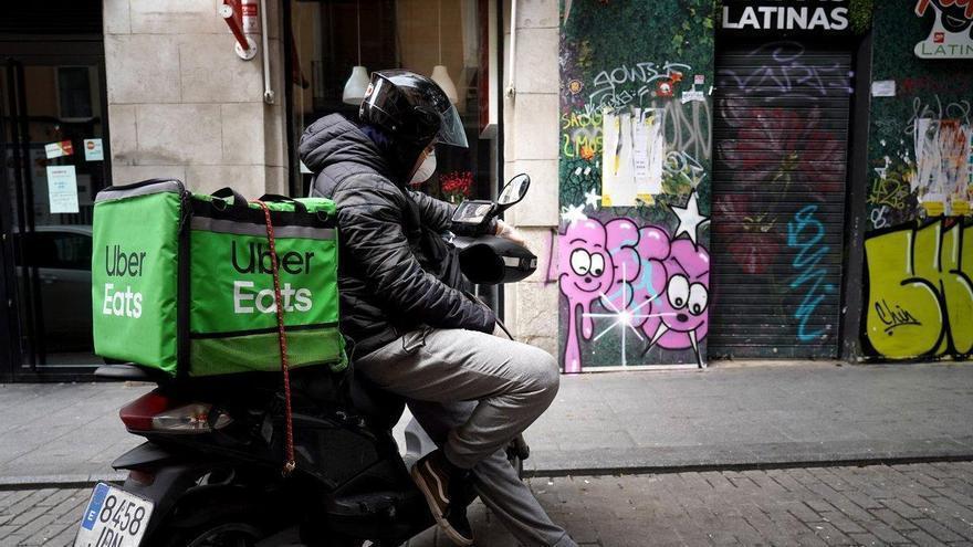 Uber pacta con UGT mejorar la seguridad laboral de los &#039;riders&#039; de sus subcontratas