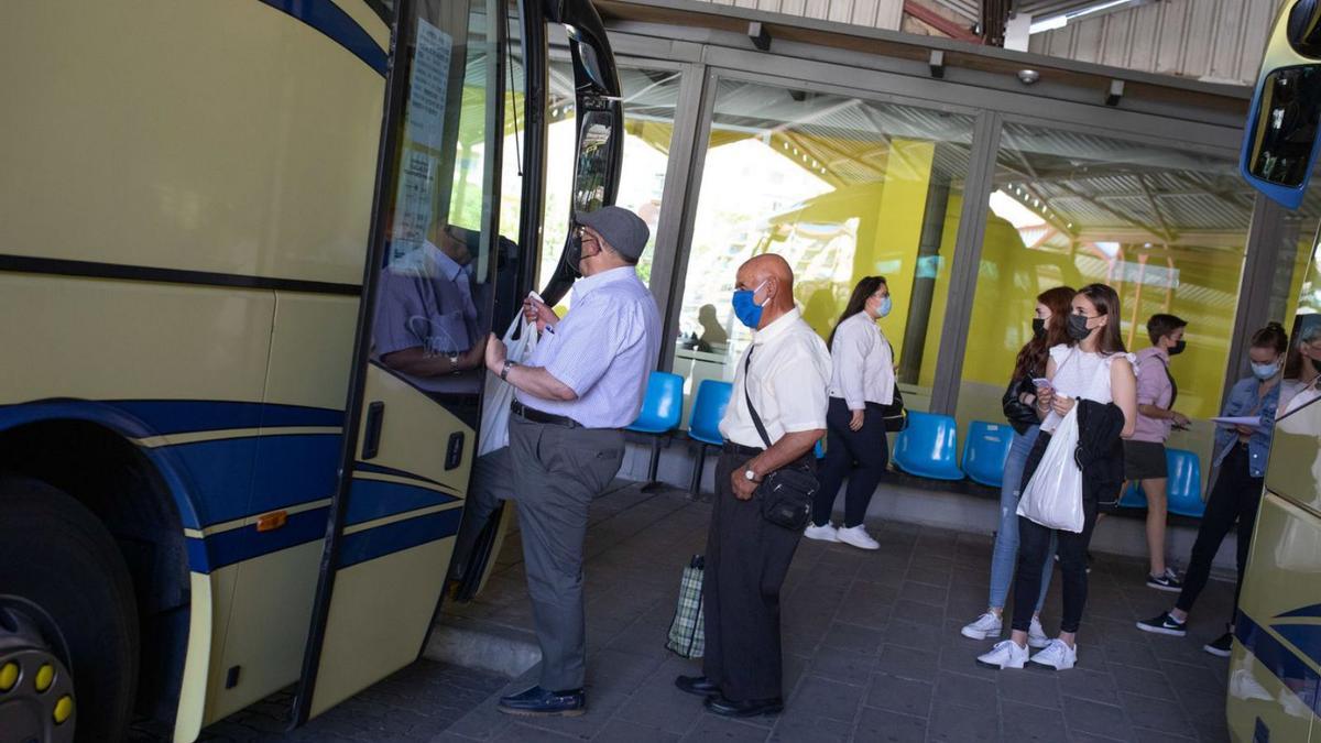 Los viajeros toman el coche de línea en la estación de autobuses de Zamora.