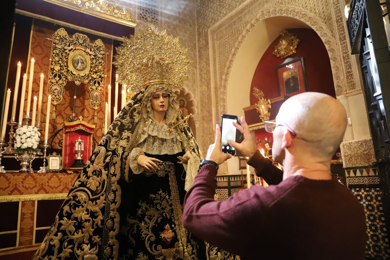Los besamanos y procesiones del Día de Todos Los Santos, en imágenes