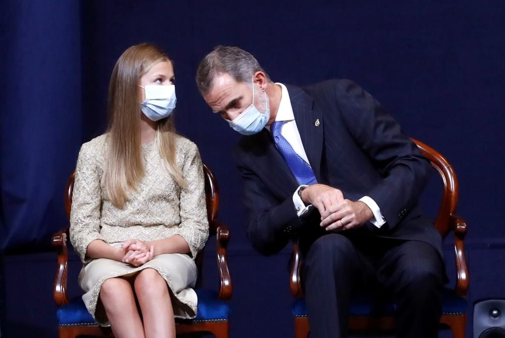 El Rey Felipe VI escucha a su hija la Princesa Leonor.