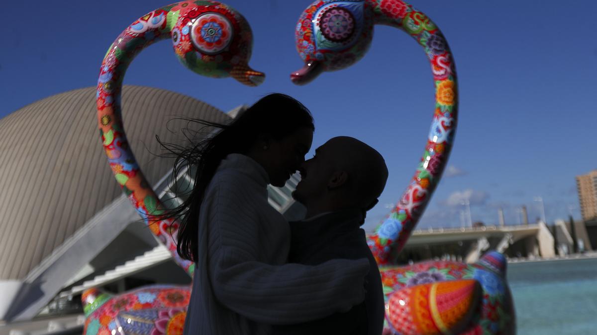 Una pareja se abraza en València