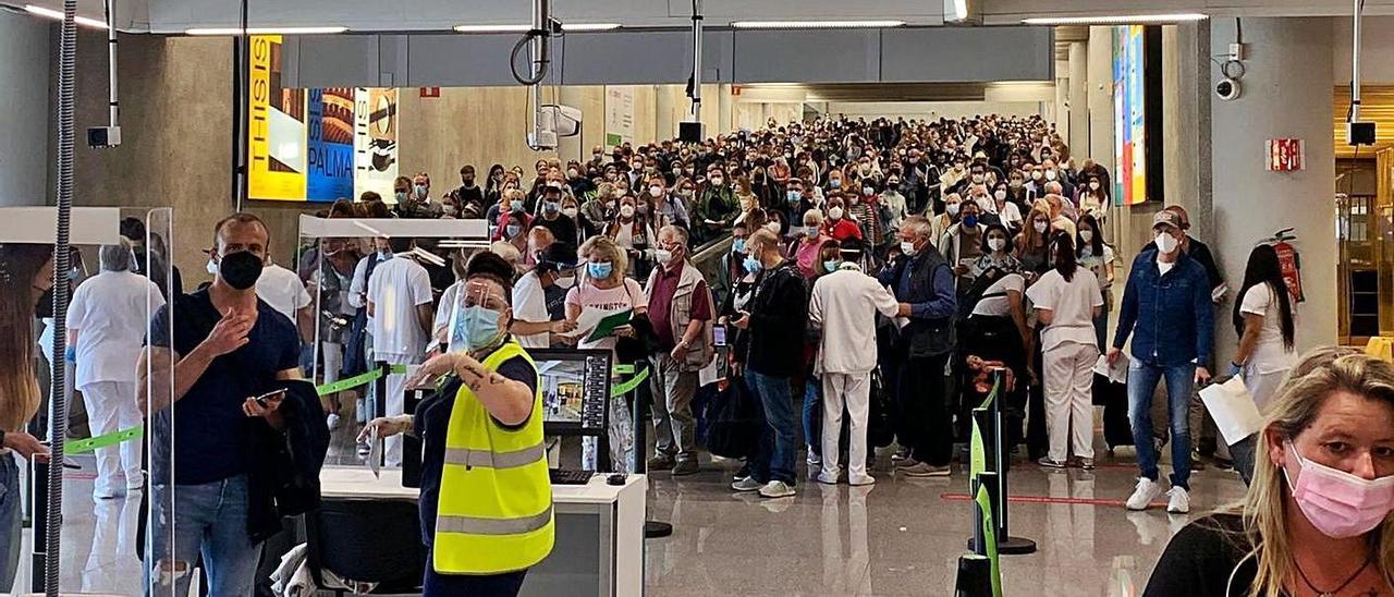 Aglomeración, en plena pandemia, en Son Sant Joan, el fin de semana pasado.