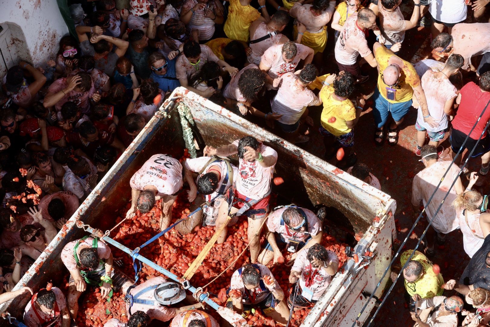 Fallas y Hogueras se empapan de Tomatina