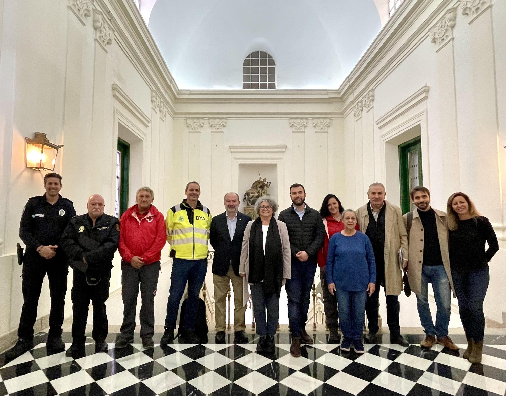 El alcalde y la concejala de Asuntos Sociales, María José Pulido, ayer con las organizaciones en el ayuntamiento.