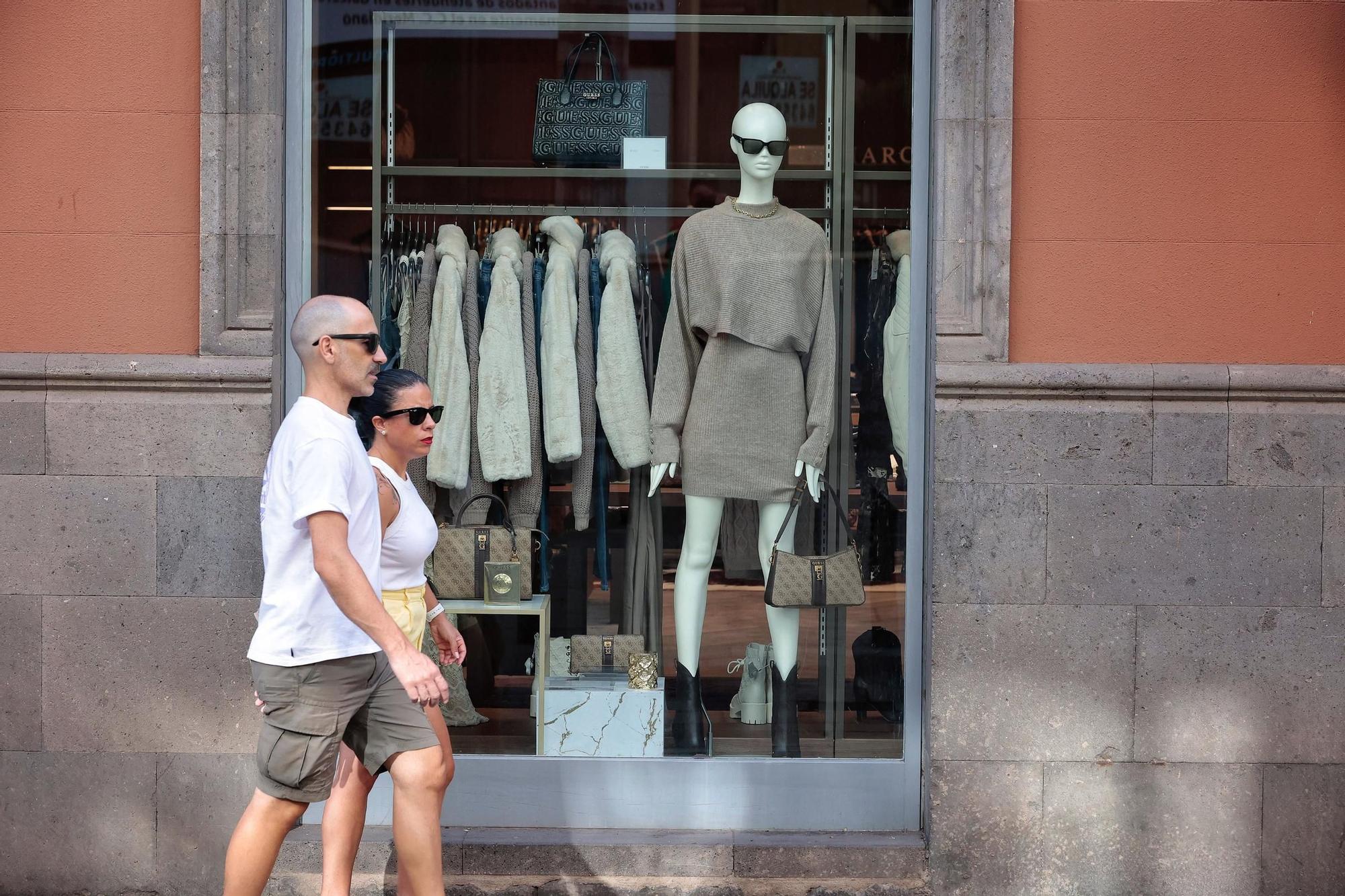 El calor lastra la venta de ropa en Canarias
