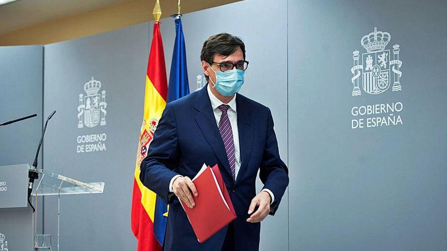 El ministro Illa abandona la sala de prensa de Moncloa tras su comparecencia de ayer.