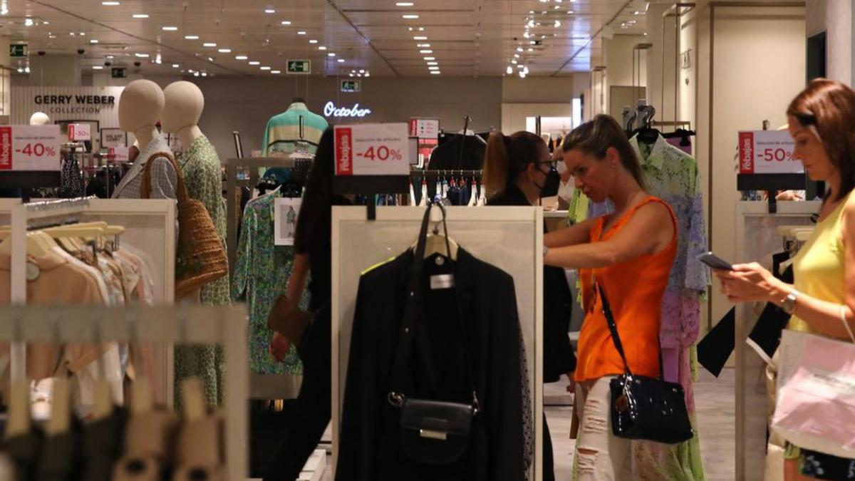 Los productos a la venta tienen rebajas del 50 %. | F.C.