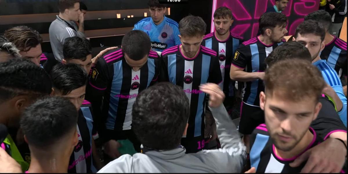 Maffeo escucha la charla de su entrenador en la Kings League.