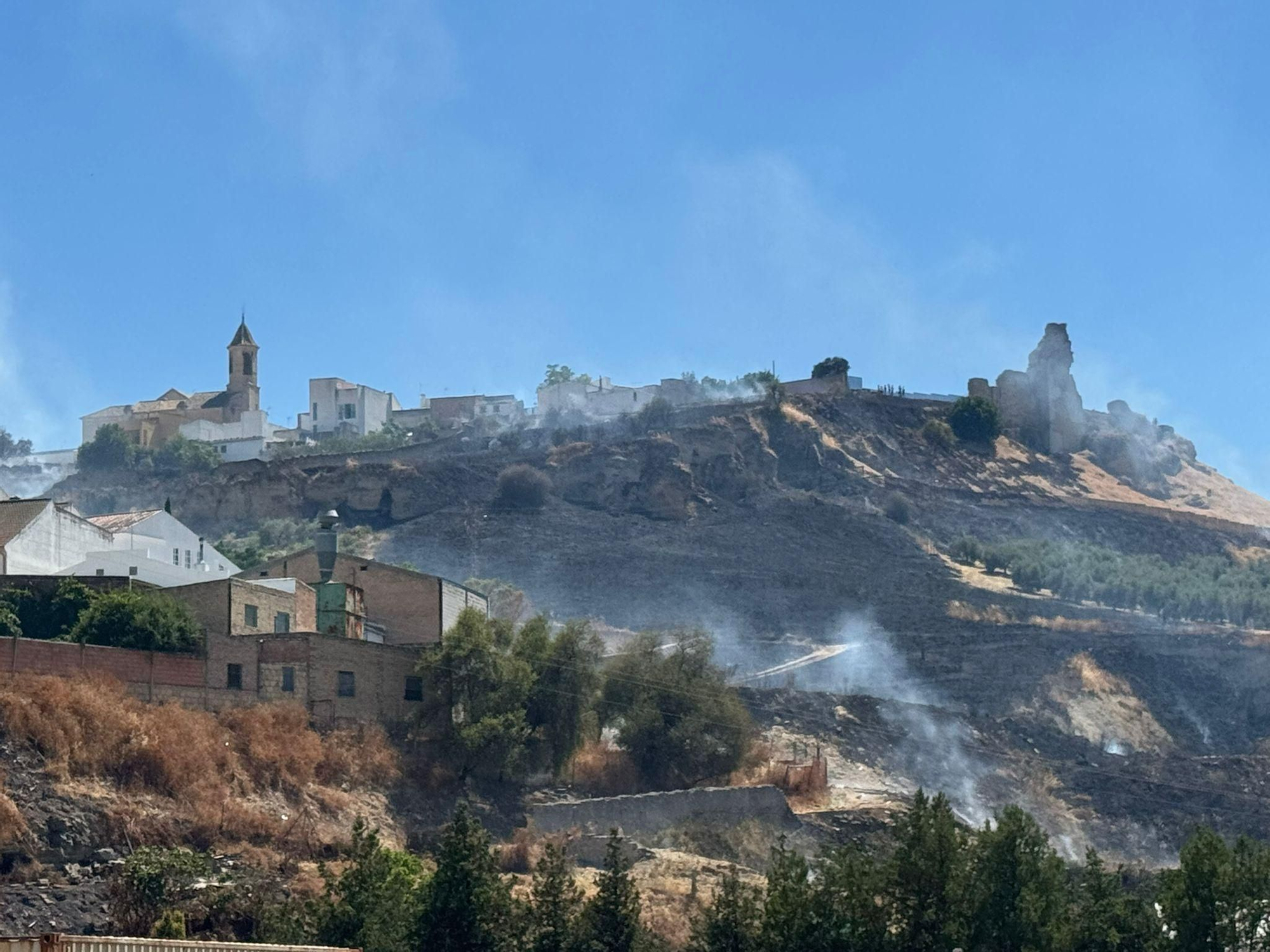 Incendio de pastos en la carretera de la estación de Aguilar de la Frontera