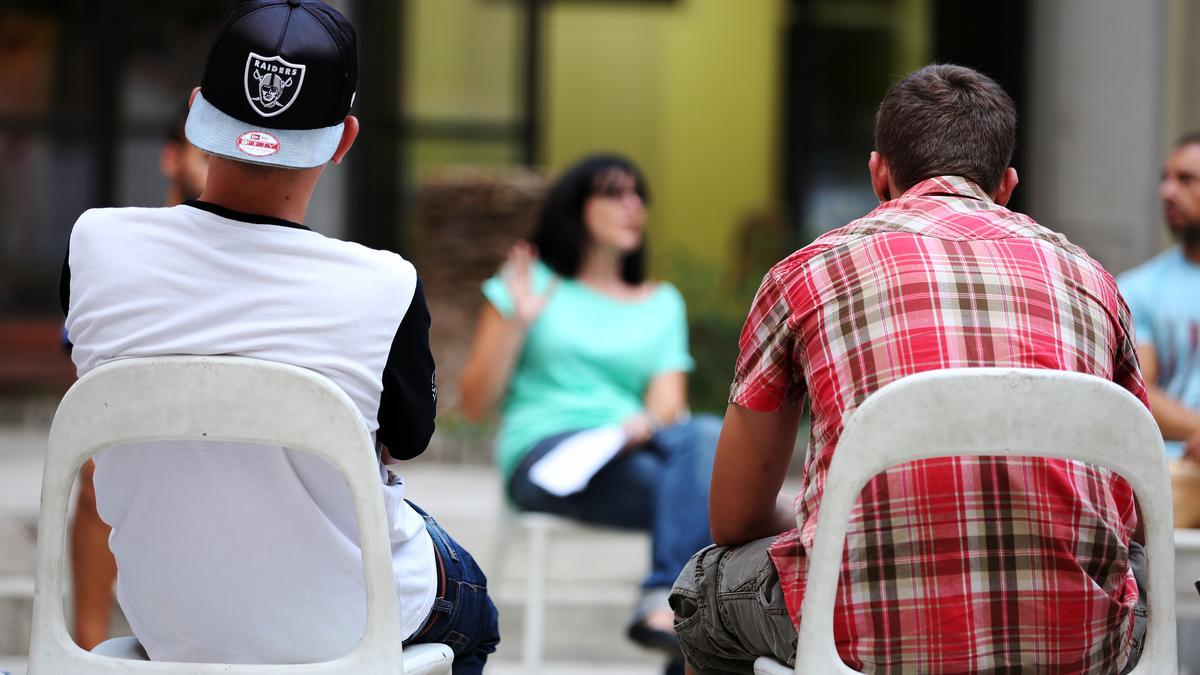 Barcelona 08/09/2014 Sociedad Reportaje sobre violencia de hijos a padres. Centre Terapeutic i Educatiu Julia Romea. La foto es a un centro de menores con problemas de conducta, en la foto el grupo de menores reunidos con los educadores en el patio del centro. Foto de RICARD CUGAT