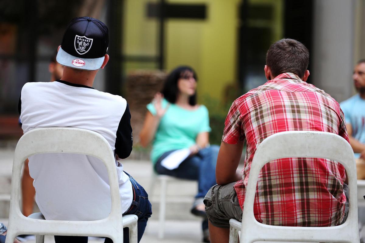 Barcelona 08/09/2014 Sociedad Reportaje sobre violencia de hijos a padres. Centre Terapeutic i Educatiu Julia Romea. La foto es a un centro de menores con problemas de conducta, en la foto el grupo de menores reunidos con los educadores en el patio del centro. Foto de RICARD CUGAT Barcelona 08/09/2014 Sociedad Reportaje sobre violencia de hijos a padres. Centre Terapeutic i Educatiu Julia Romea. La foto es a un centro de menores con problemas de conducta, en la foto el grupo de menores reunidos con los educadores en el patio del centro. Foto de RICARD CUGAT