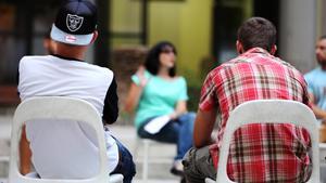 Un grupo de jóvenes, que han ejercido violencia contra sus padres, en el Centre Terapeutic i Educatiu Julia Romea, en un taller con sus educadores.