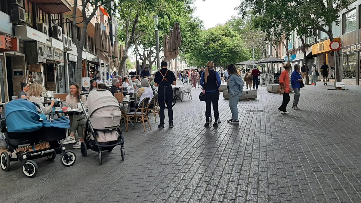 Imagen de las terrazas existentes en la plaza Porta Pintada que se exceden del espacio autorizado.