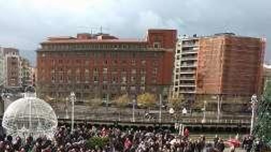 Asistentes a la protesta de ayer.