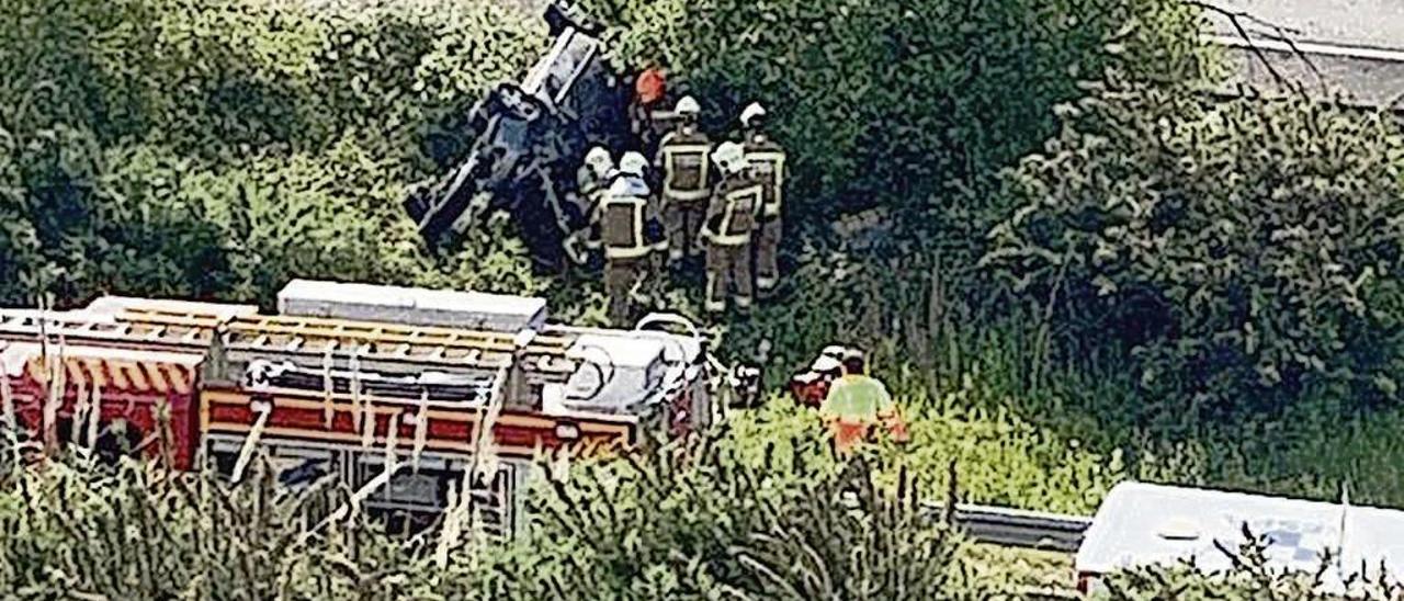 Los bomberos rescatando a Nathaly Worman el 26 de mayo.