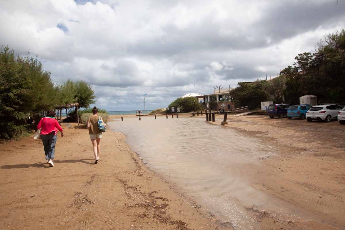 Las fuertes lluvias en Ibiza obligan a cerrar tres aparcamientos