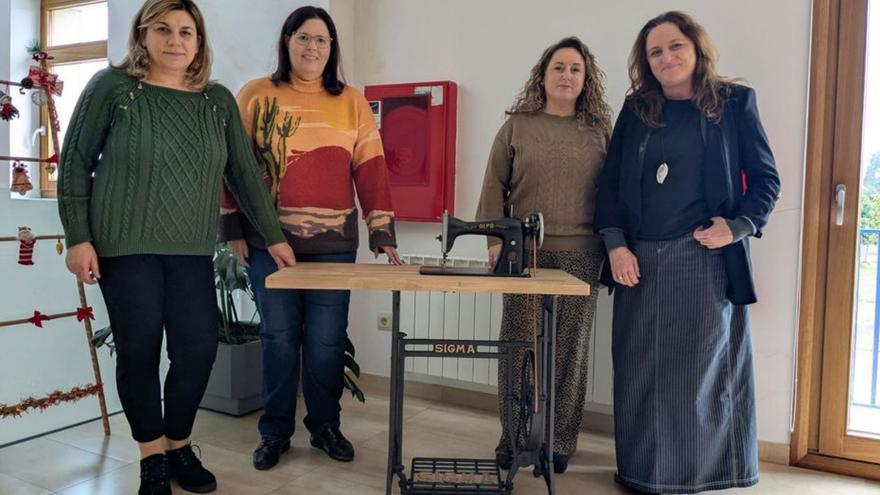 La alcaldesa y las restauradoras posan con la máquina. | LOC