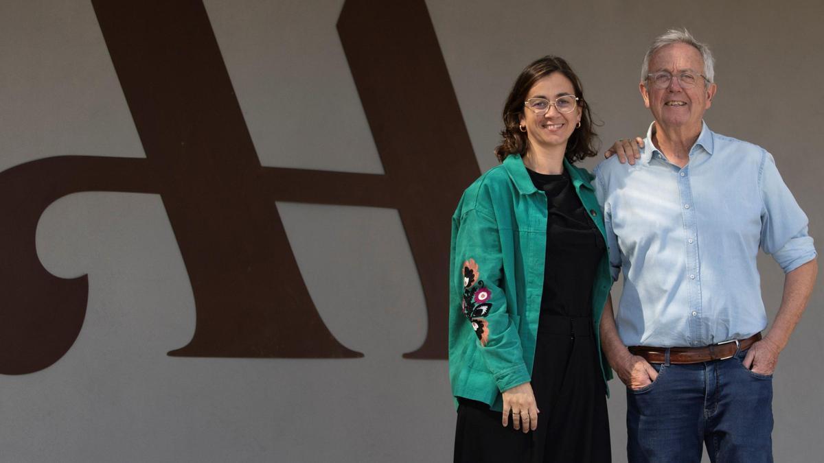 Josep Maria Pujol-Busquets, fundador de la bodega Alta Alella, que ahora pasa a llamarse Art Laietà, con su hija, Mireia.