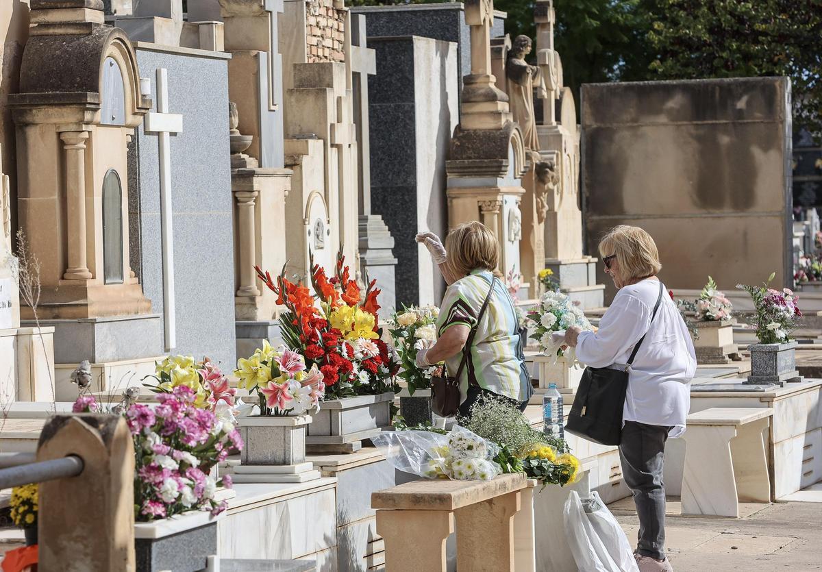 Dos mujeres en el cementerio, el pasado día de Todos los santos.