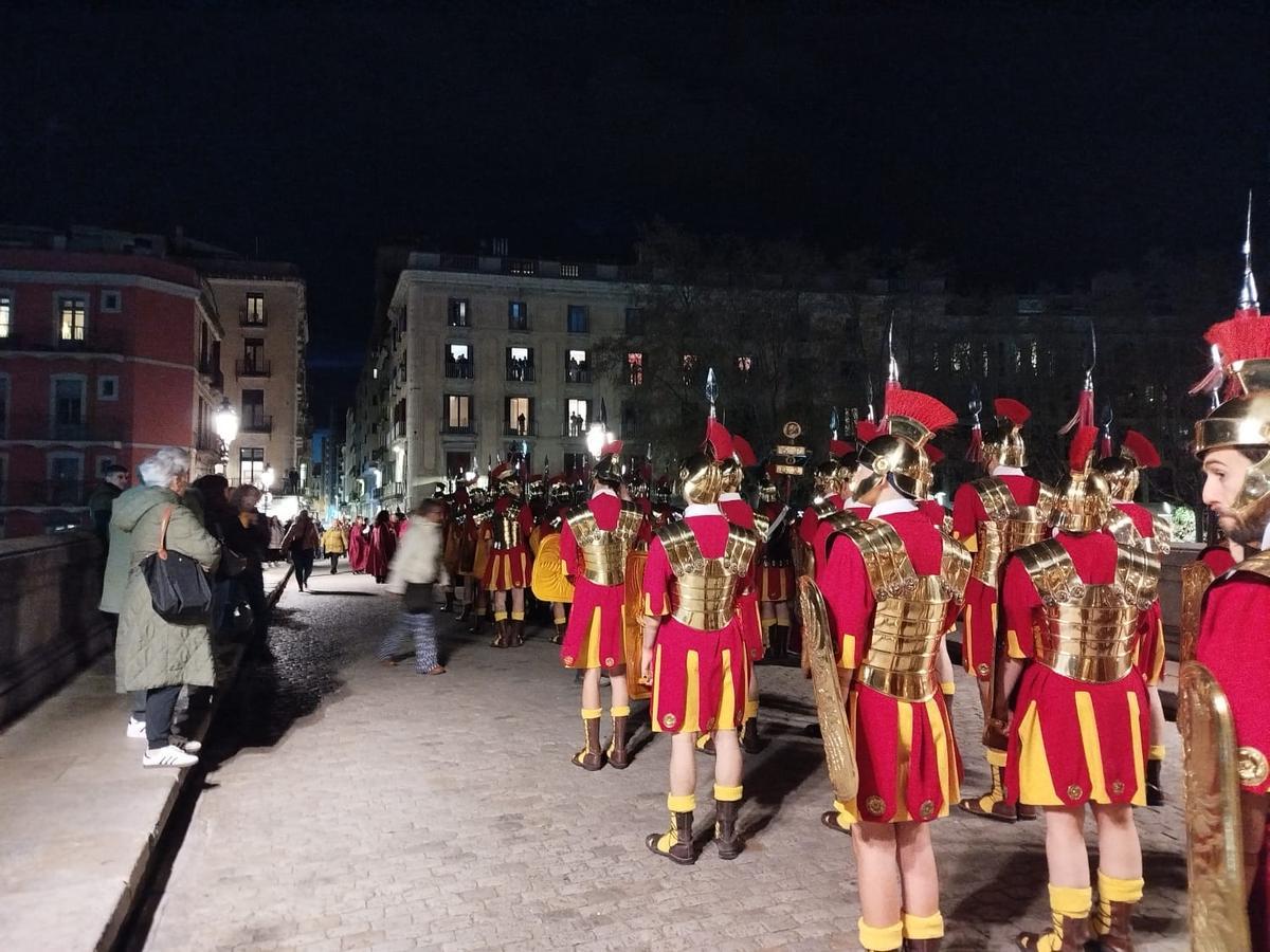 Manaies al pont de Pedra esperant la sortida al balcó de Carles Mascort.