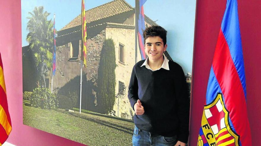El jugador mallorquín Antoni Quetglas posa con la camiseta del Barcelona.