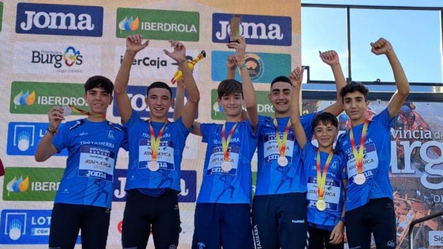 Equipo sub 16 del Trotasierra que logró el bronce en el Campeonato de España de cross.