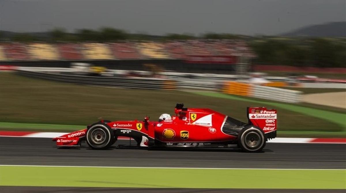 El pilot de Ferrari d’Alemanya Sebastian Vettel , condueix el seu cotxe durant la segona sessió d’entrenaments en el Gran Premi d’Espanya de Fórmula Un al circuit de Barcelona Catalunya a Montmeló divendres , 8 de maig de 2015. ( Foto AP / Andres Kudacki ) 