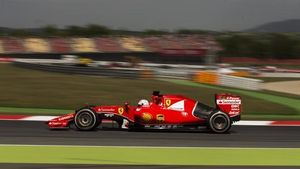 El pilot de Ferrari d’Alemanya Sebastian Vettel , condueix el seu cotxe durant la segona sessió d’entrenaments en el Gran Premi d’Espanya de Fórmula Un al circuit de Barcelona Catalunya a Montmeló divendres , 8 de maig de 2015. ( Foto AP / Andres Kudacki ) 