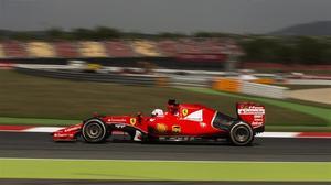 El pilot de Ferrari d’Alemanya Sebastian Vettel , condueix el seu cotxe durant la segona sessió d’entrenaments en el Gran Premi d’Espanya de Fórmula Un al circuit de Barcelona Catalunya a Montmeló divendres , 8 de maig de 2015. ( Foto AP / Andres Kudacki ) 