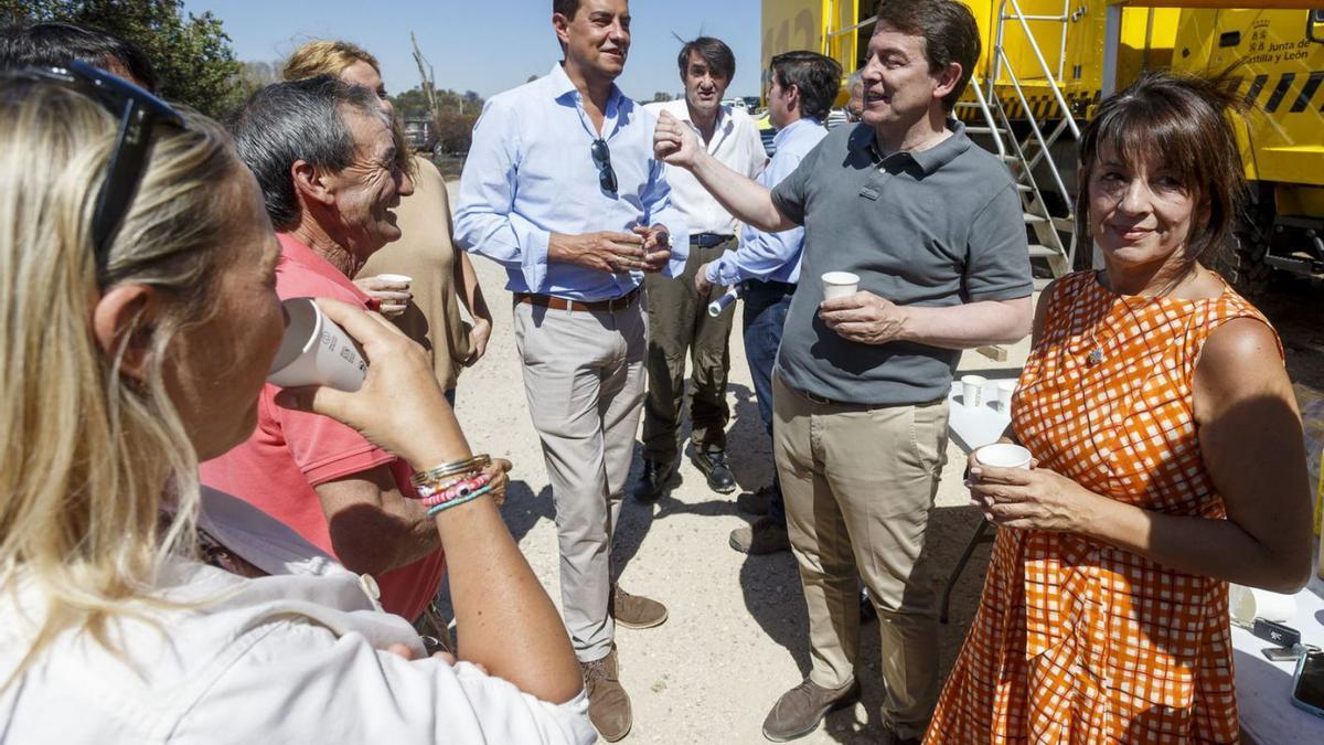 Mañueco conversa con los vecinos en su visita al puesto de mando avanzado de Quintanilla del Coco, Burgos. | Ical