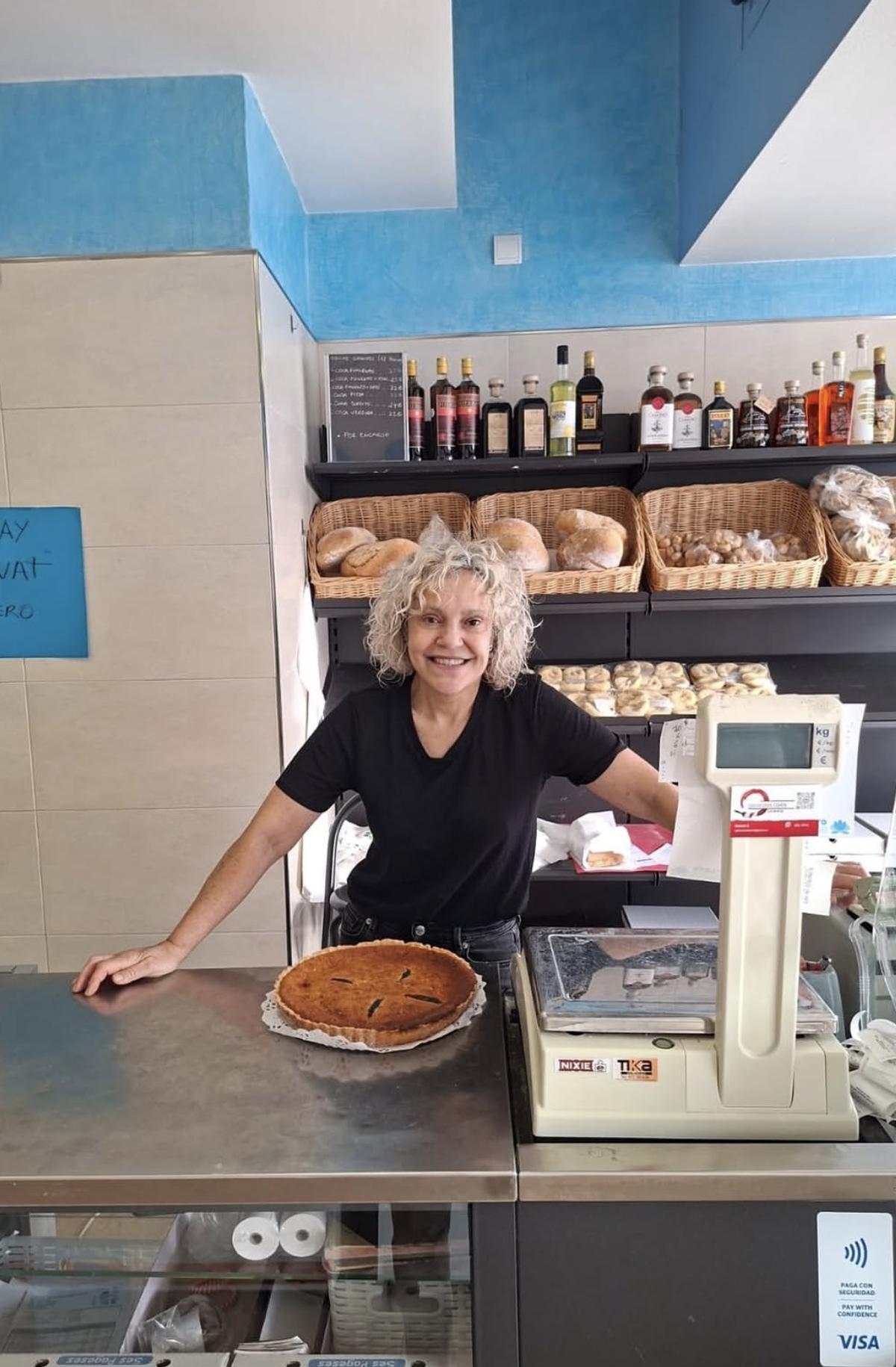 Nieves Planells en el mostrador del local.