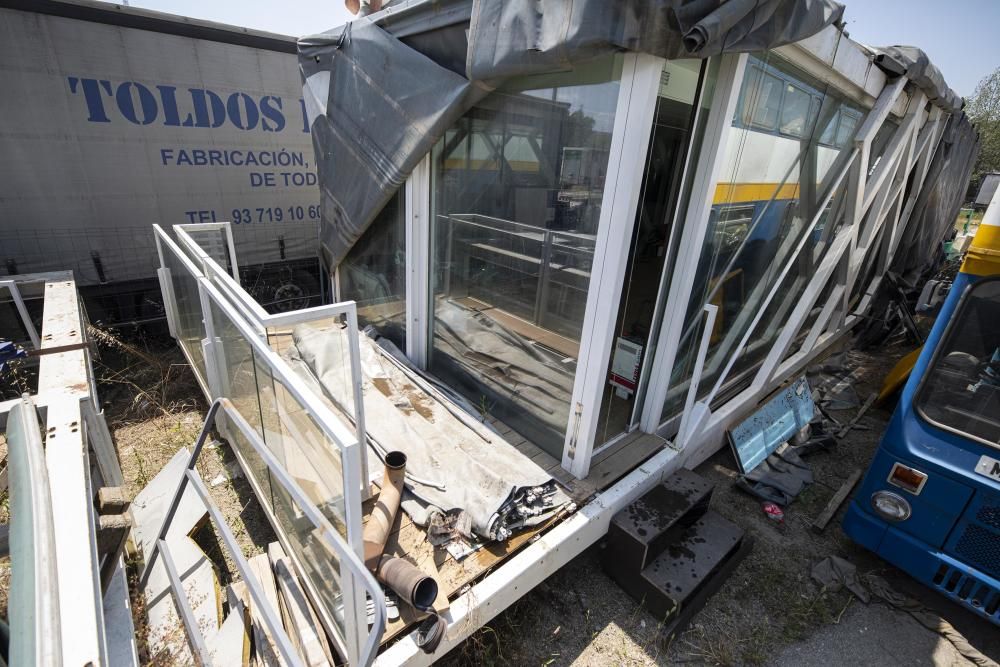 El vol gastronòmic, abandonat entre camions.