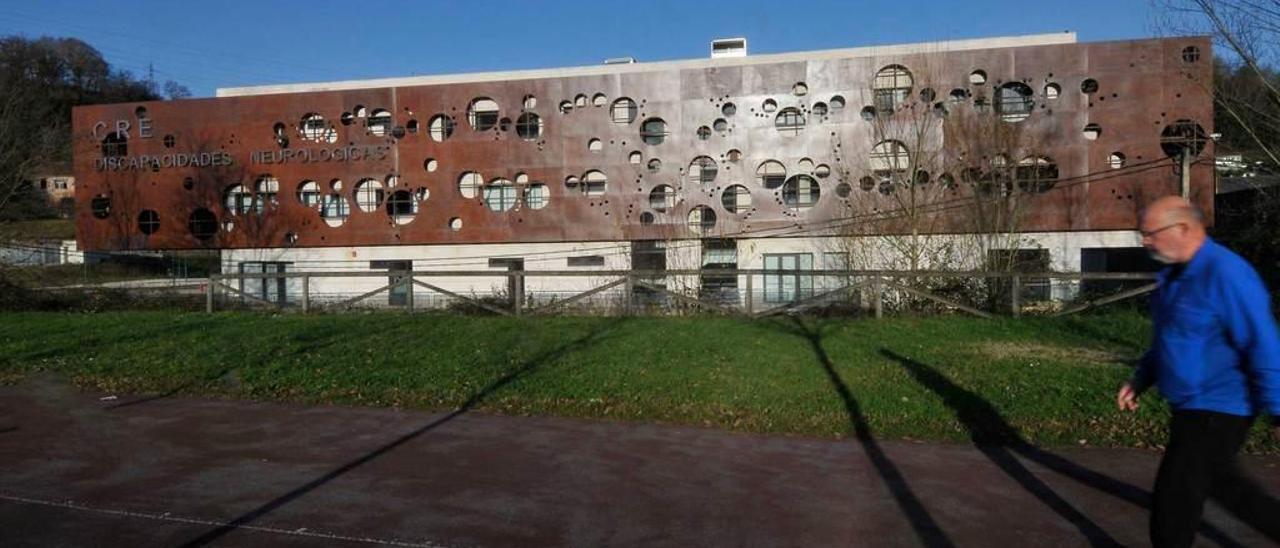 Un vecino pasea por las inmediaciones del centro de referencia estatal de Barros.