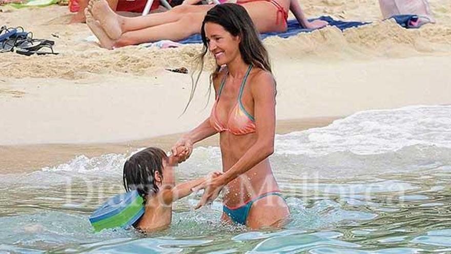 Malena Costa, día de playa en familia