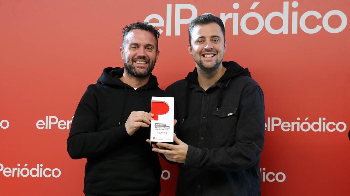 El chef Oliver Peña y el jefe de sala Joan Romans, con el premio que distingue Teatro como mejor restaurante de Barcelona abierto en 2022.
