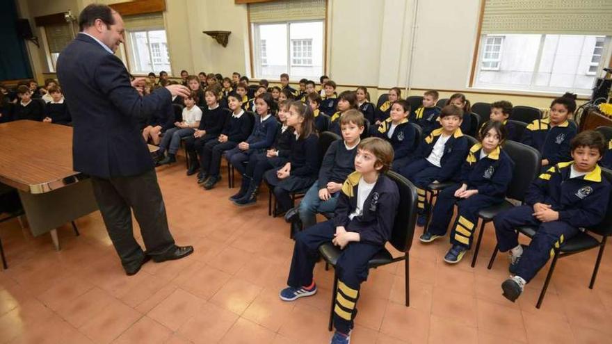 Javier Domínguez, presidente de Sogama, con los niños del colegio Doroteas. // Gustavo Santos