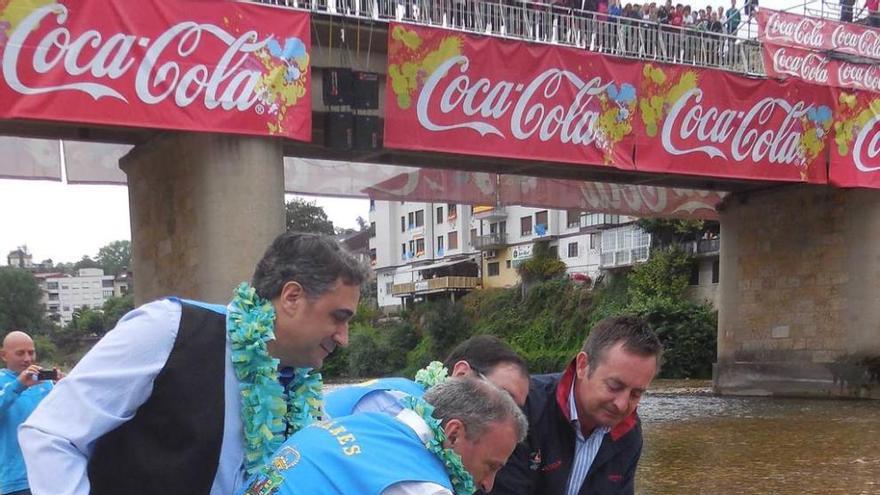 Instante del acto de hermanamiento de las aguas del Júcar en el Sella, junto al puente Emilio Llamedo Olivera.